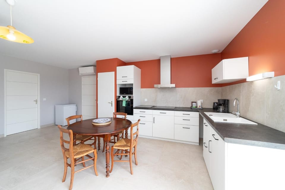 Coffee/tea facilities, Dining area, microwave, oven, toaster, kitchen, air conditioner