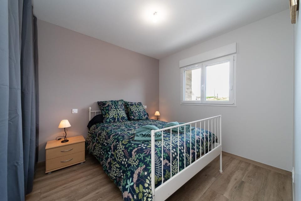 Bed, Photo of the whole room, Bedroom, storage, towels