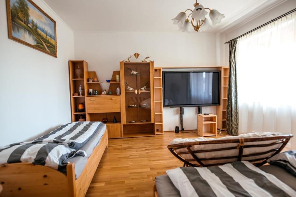 Bed, TV and multimedia, Bedroom