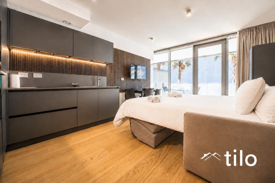 Bed, Kitchen or kitchenette, Photo of the whole room, Bedroom, Text overlay, oven