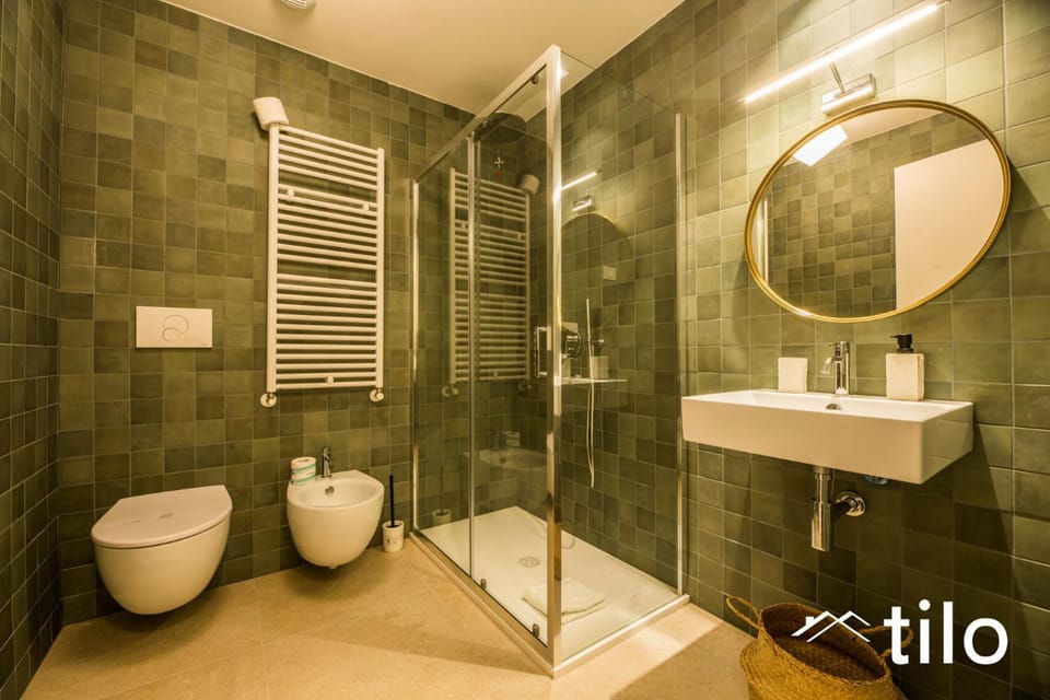 Shower, Toilet, Bathroom, Bath, towels