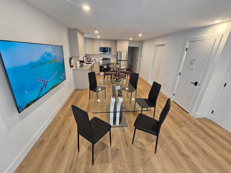 Brand New Spacious 2BR & Large Den Bright Suite, Laundry, 75" TV, Dishwasher, 4min to Bus Shops House in North Vancouver