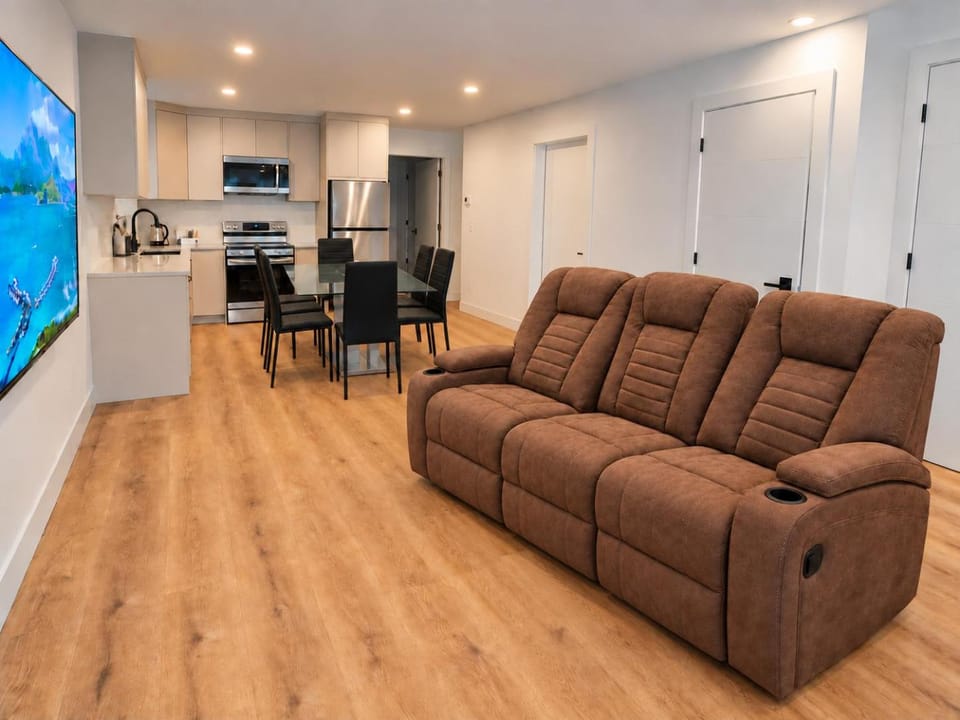 Brand New Spacious 2BR & Large Den Bright Suite, Laundry, 75" TV, Dishwasher, 4min to Bus Shops House in North Vancouver