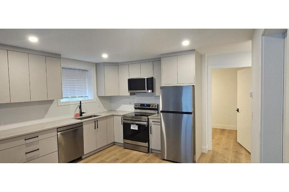 Brand New Spacious 2BR & Large Den Bright Suite, Laundry, 75" TV, Dishwasher, 4min to Bus Shops House in North Vancouver
