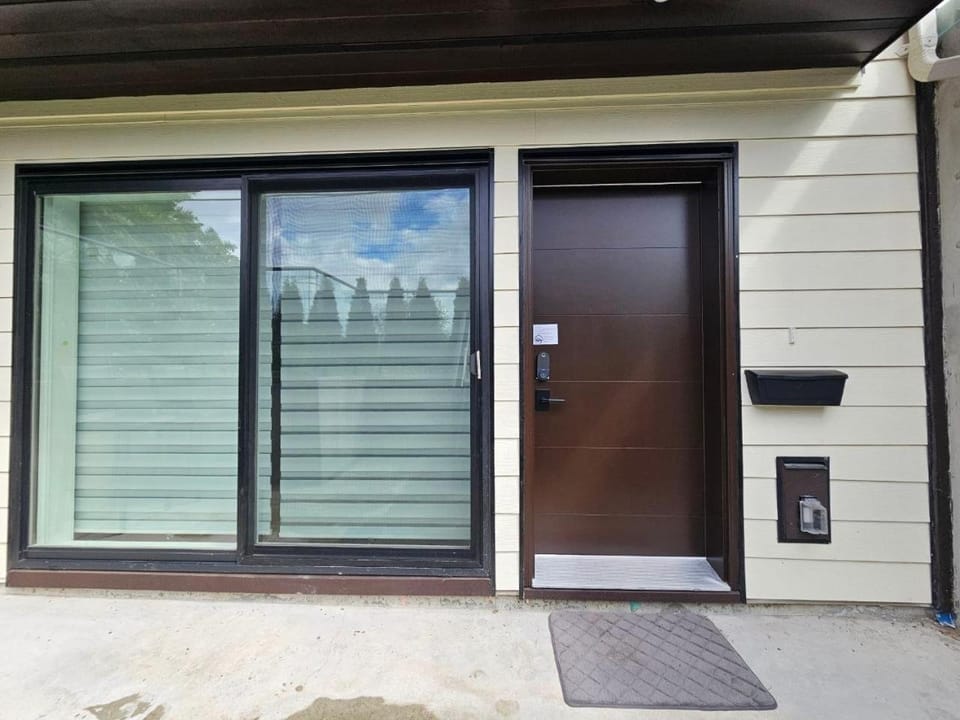 Brand New Spacious 2BR & Large Den Bright Suite, Laundry, 75" TV, Dishwasher, 4min to Bus Shops House in North Vancouver