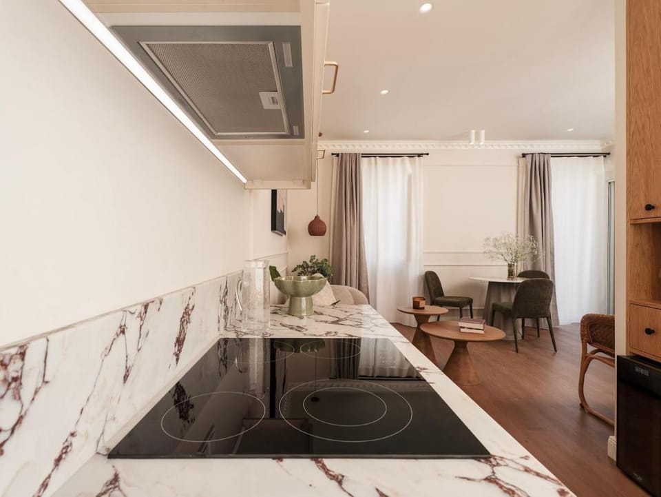 Kitchen or kitchenette, Living room, Seating area, Dining area