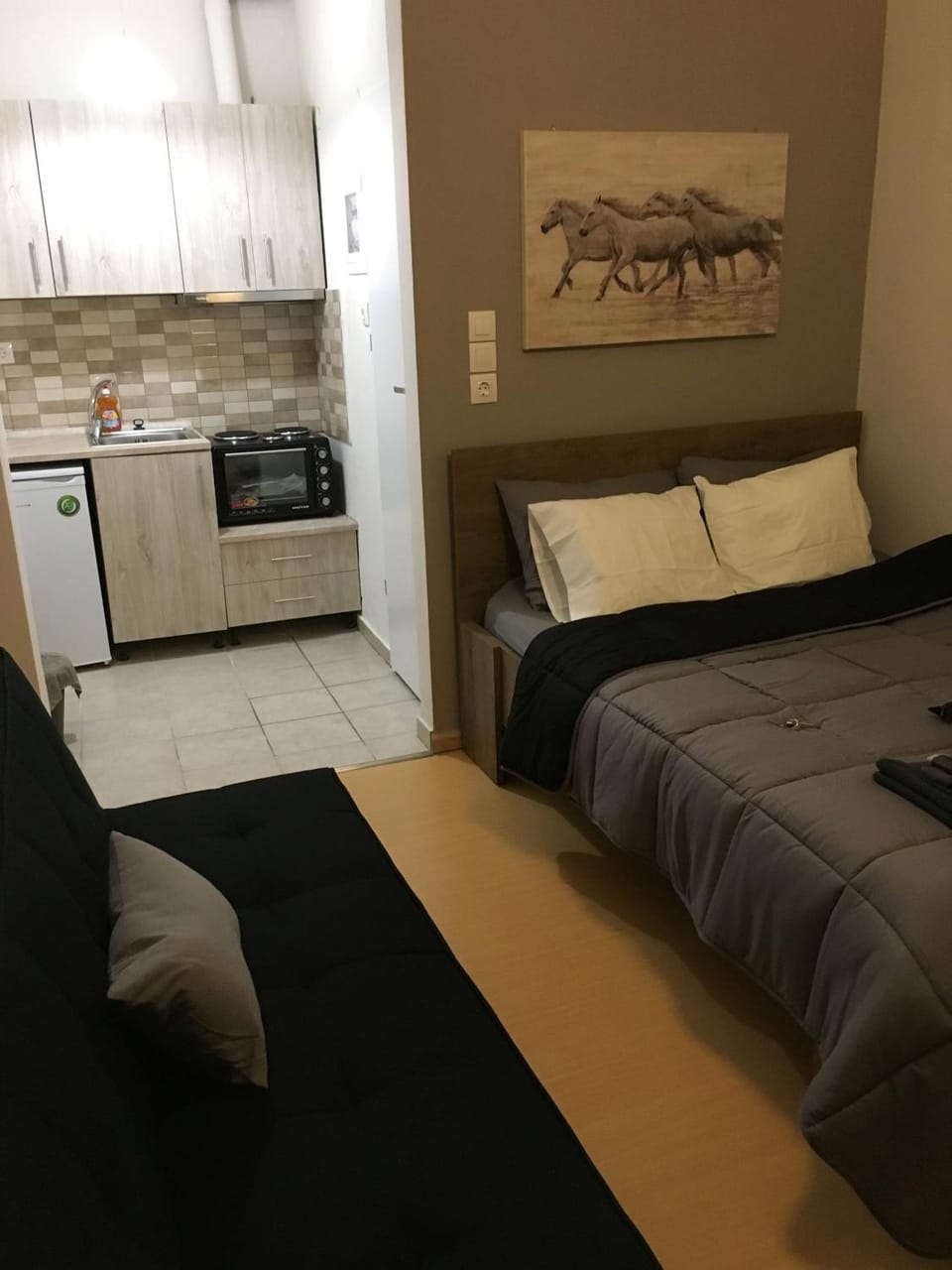 Bed, Living room, Bedroom, microwave, oven