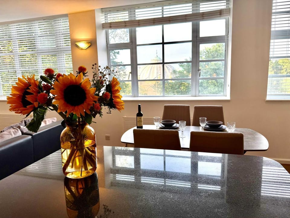 Brighton 2 Bed Overlooking Royal Pavilion Gardens Apartment in Brighton