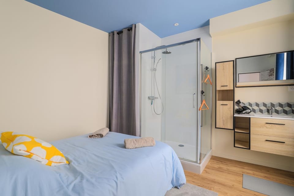 Bed, Photo of the whole room, Bedroom, towels