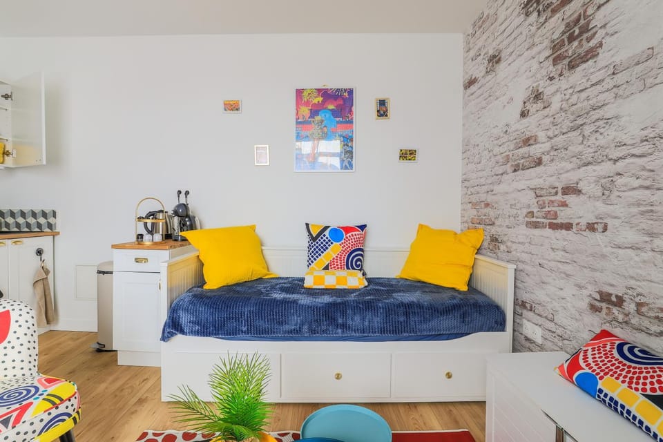 Bed, Living room