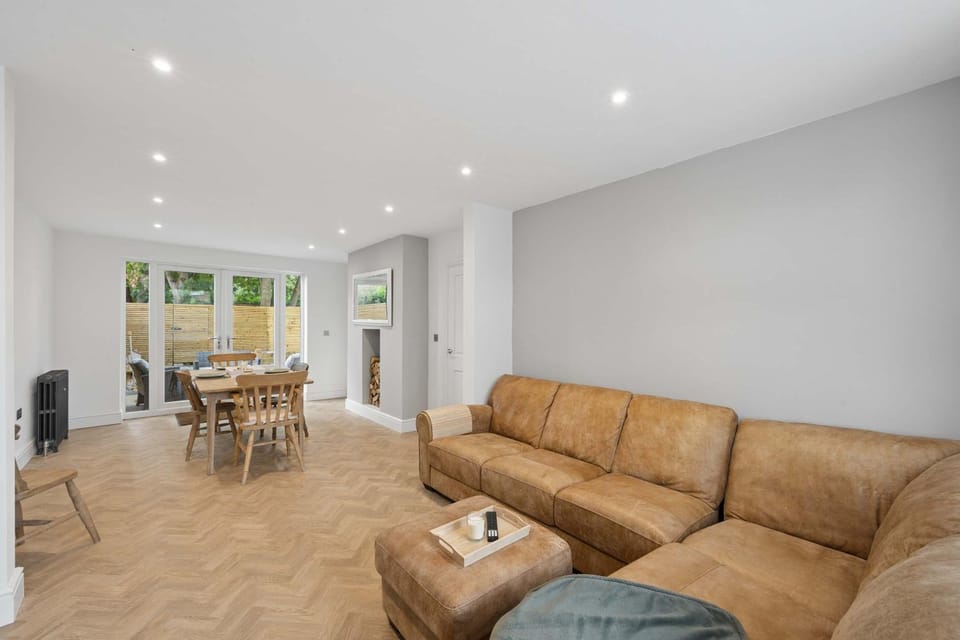 Chorlton Stylish Home - Sleeps 5 guests & Free Parking House in Manchester