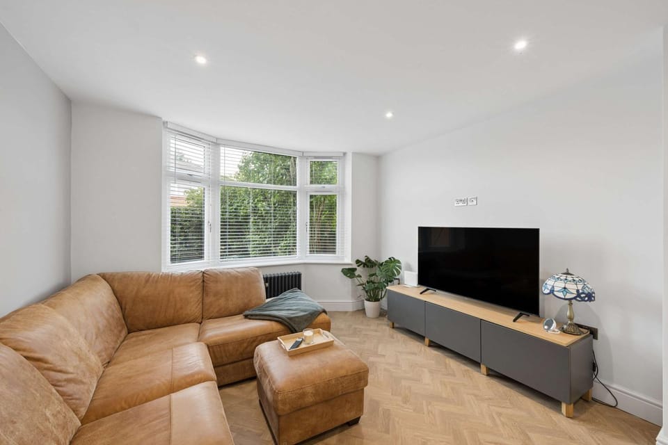 Chorlton Stylish Home - Sleeps 5 guests & Free Parking House in Manchester