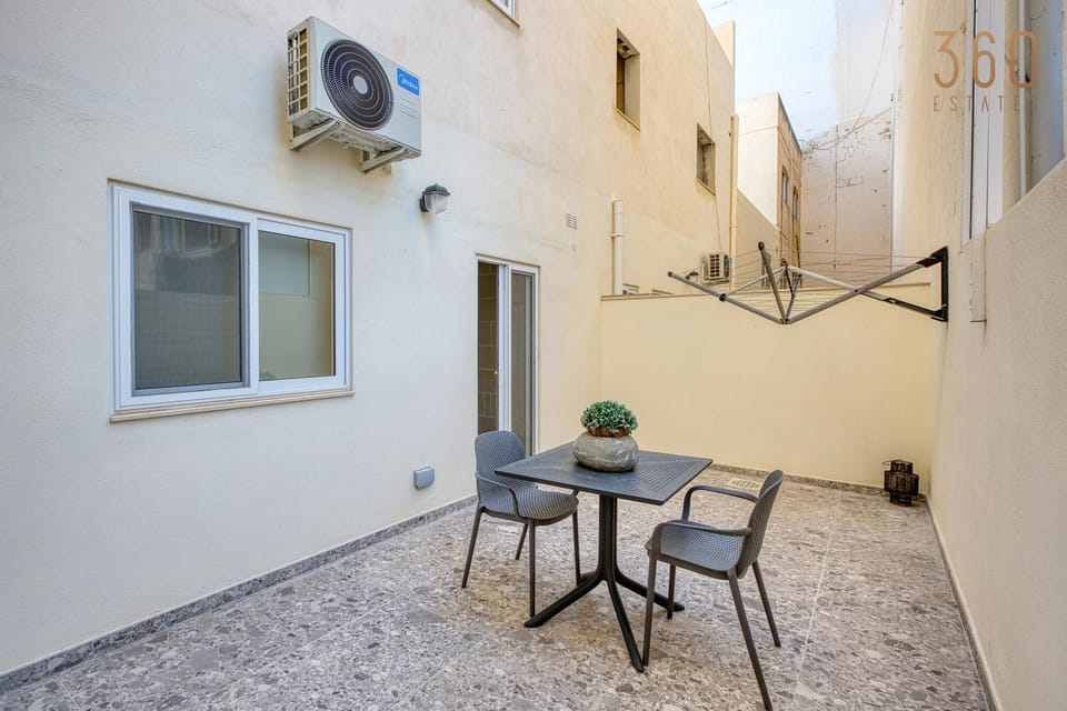 View (from property/room), Balcony/Terrace, Living room, Seating area, Dining area, air conditioner