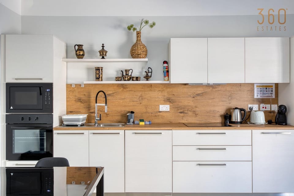 Coffee/tea facilities, Kitchen or kitchenette, minibar, oven, stove, toaster