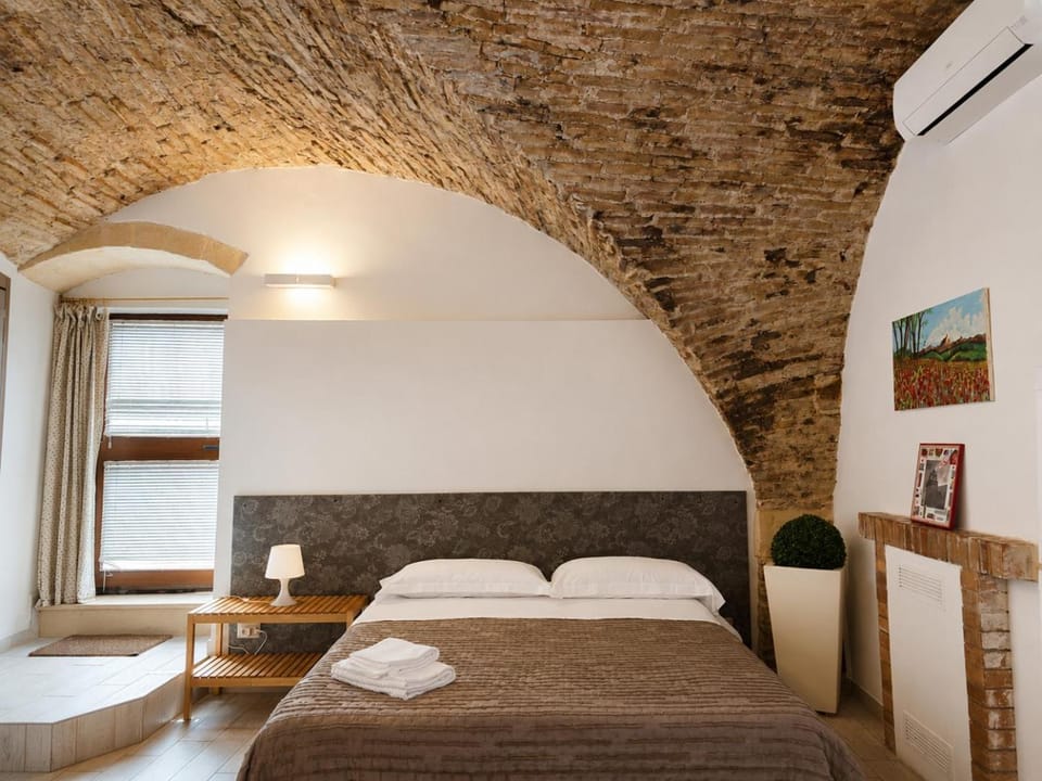 Bed, towels, air conditioner