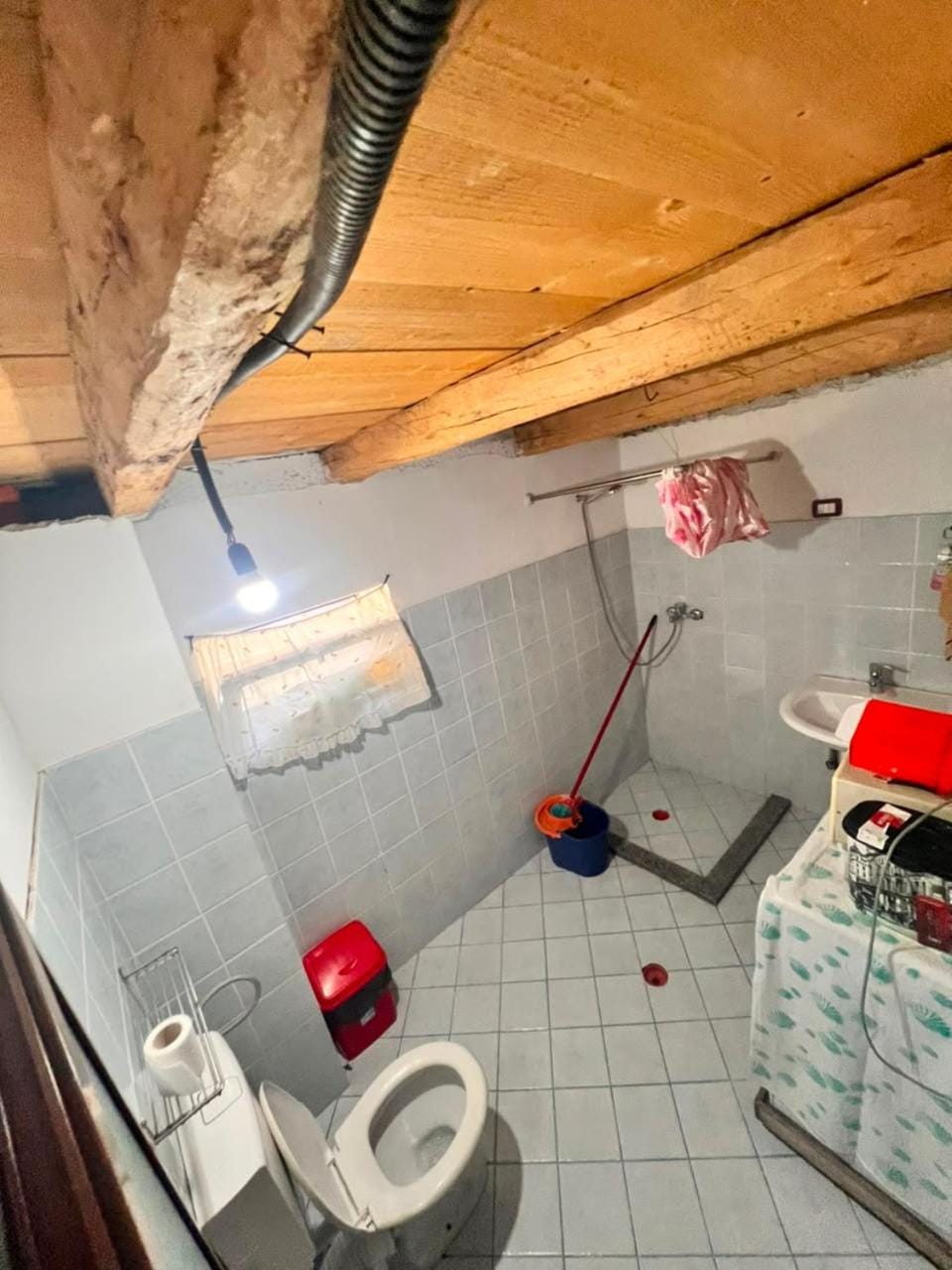 Shower, Toilet, Bathroom, bidet, towels