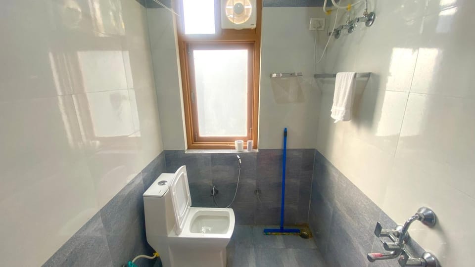 Shower, Toilet, Bathroom, towels