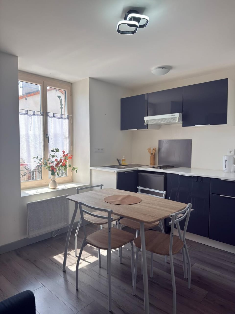 Kitchen or kitchenette, Dining area, stove