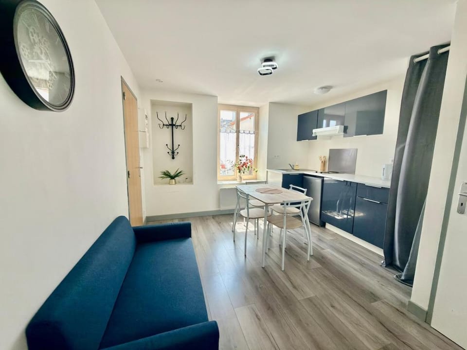 Kitchen or kitchenette, Living room, Seating area, Dining area
