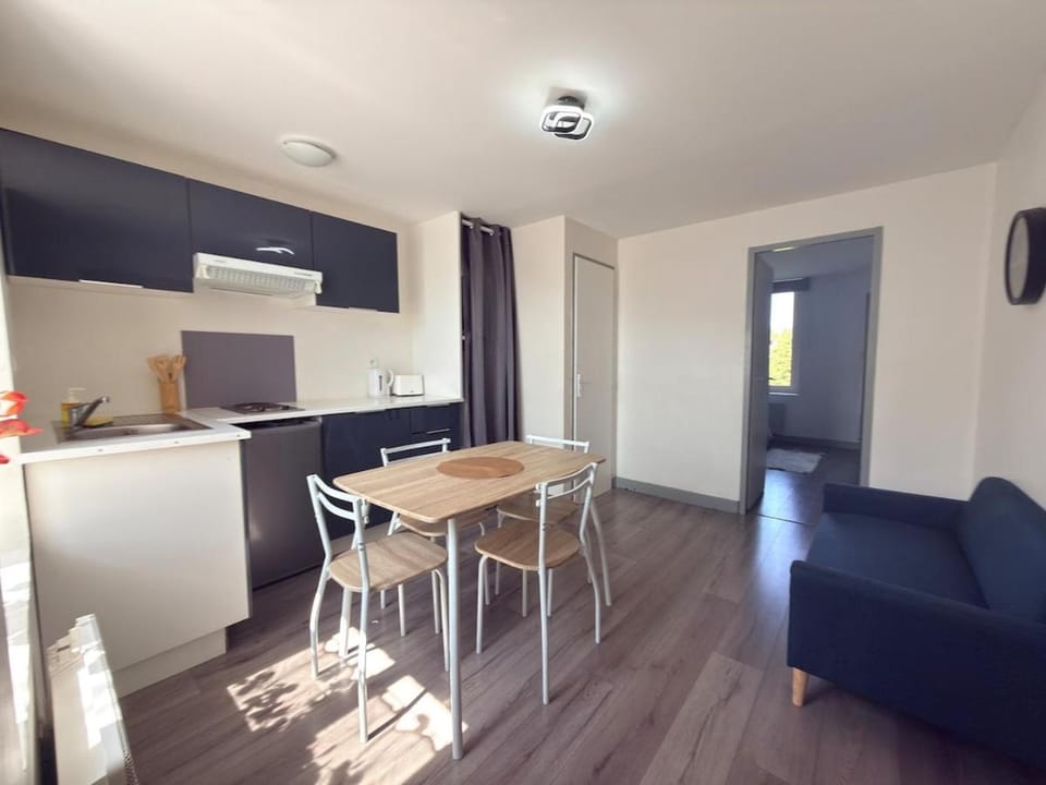 Kitchen or kitchenette, Living room, Seating area, Dining area, stove