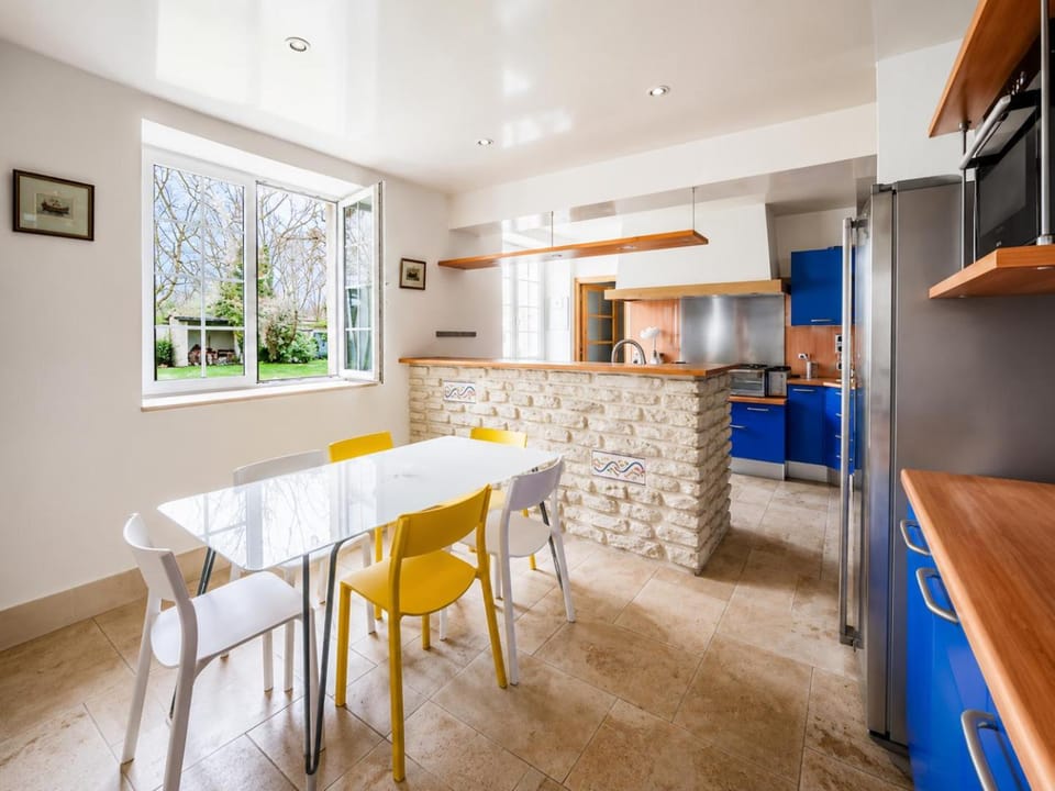 Dining area, kitchen