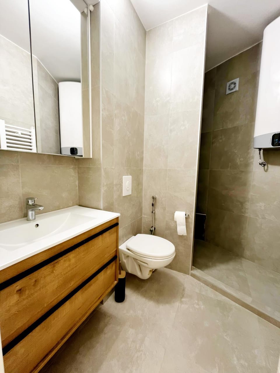 Shower, Toilet