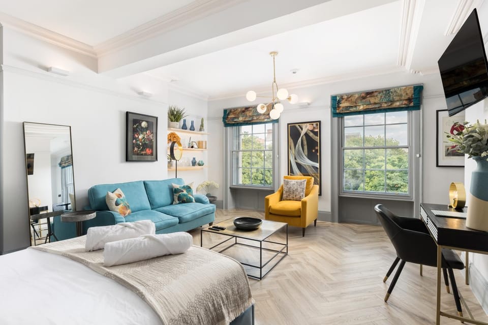 Bed, TV and multimedia, Living room, Photo of the whole room, Seating area, Bedroom