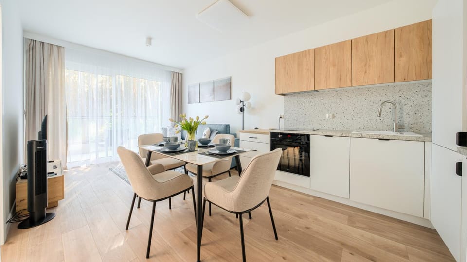 Kitchen or kitchenette, Dining area