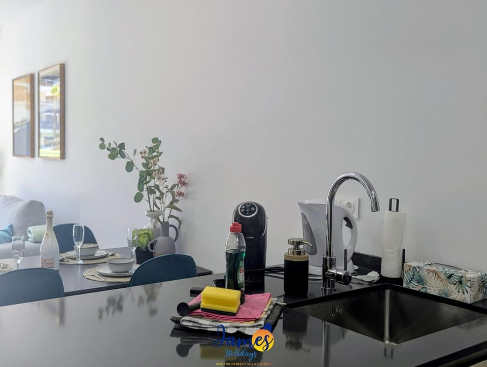 Coffee/tea facilities, Kitchen or kitchenette, Dining area