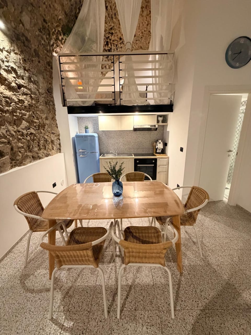 Kitchen or kitchenette, Living room, Seating area, Dining area, oven, stove