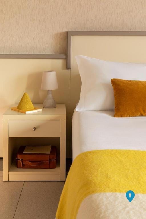 Bed, Photo of the whole room, Decorative detail, Bedroom