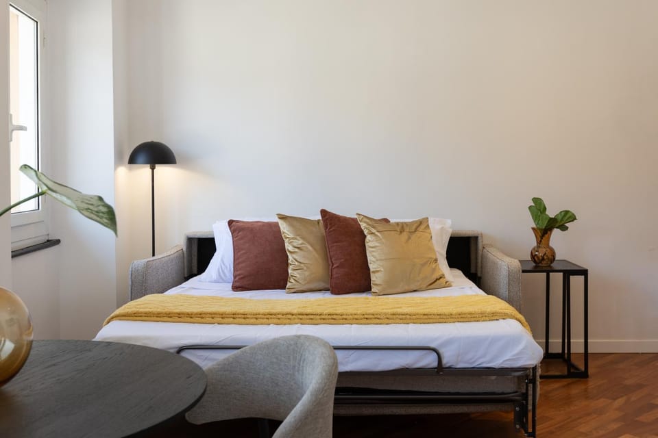 Bed, Living room, Photo of the whole room, Seating area