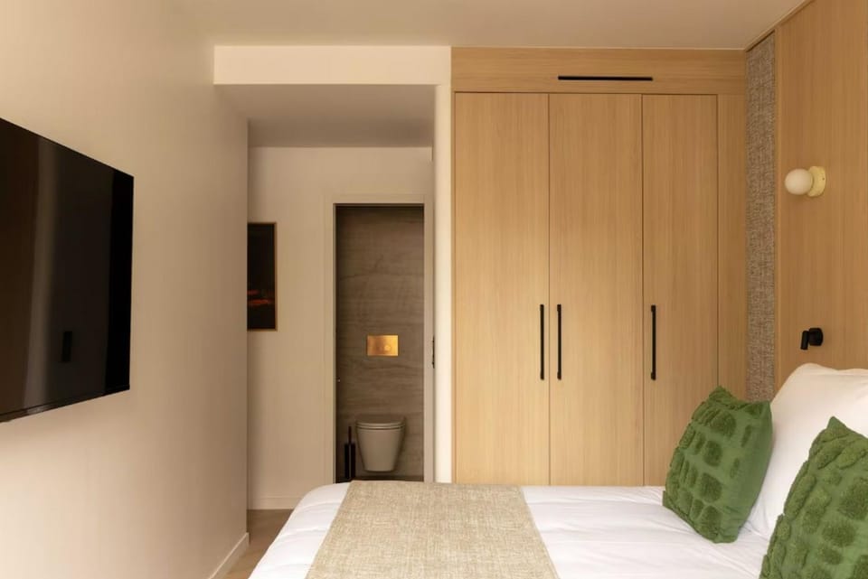 Bed, TV and multimedia, Photo of the whole room, Bedroom, wardrobe