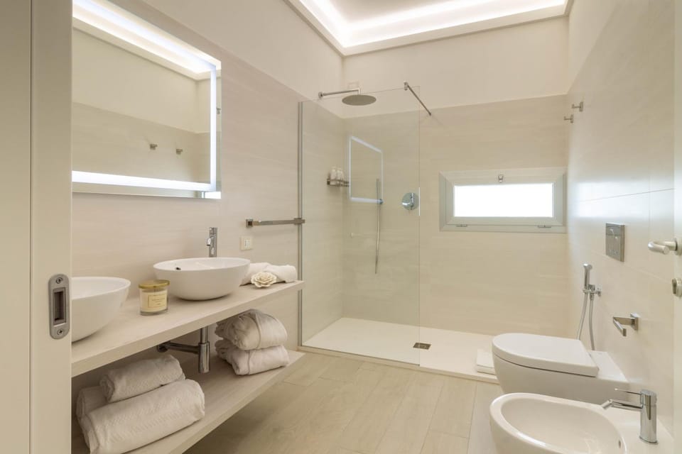 Shower, Toilet, Bathroom, bidet, towels