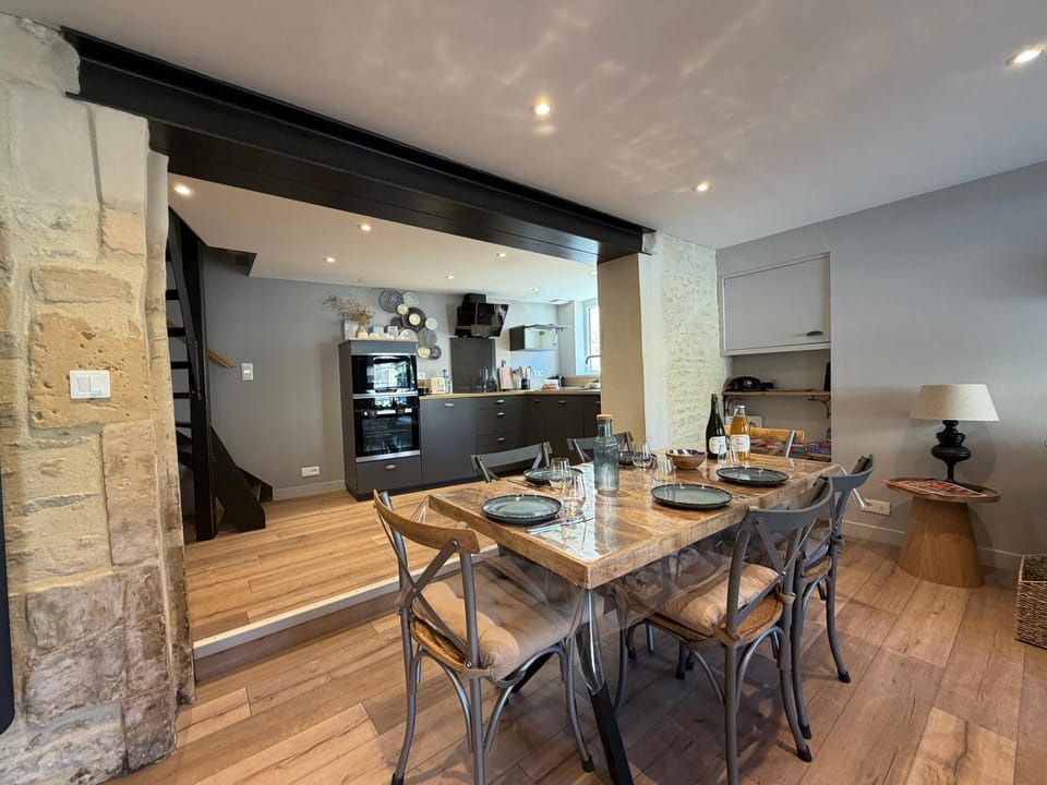 Kitchen or kitchenette, Living room, Seating area, Dining area, oven, pet friendly, stove