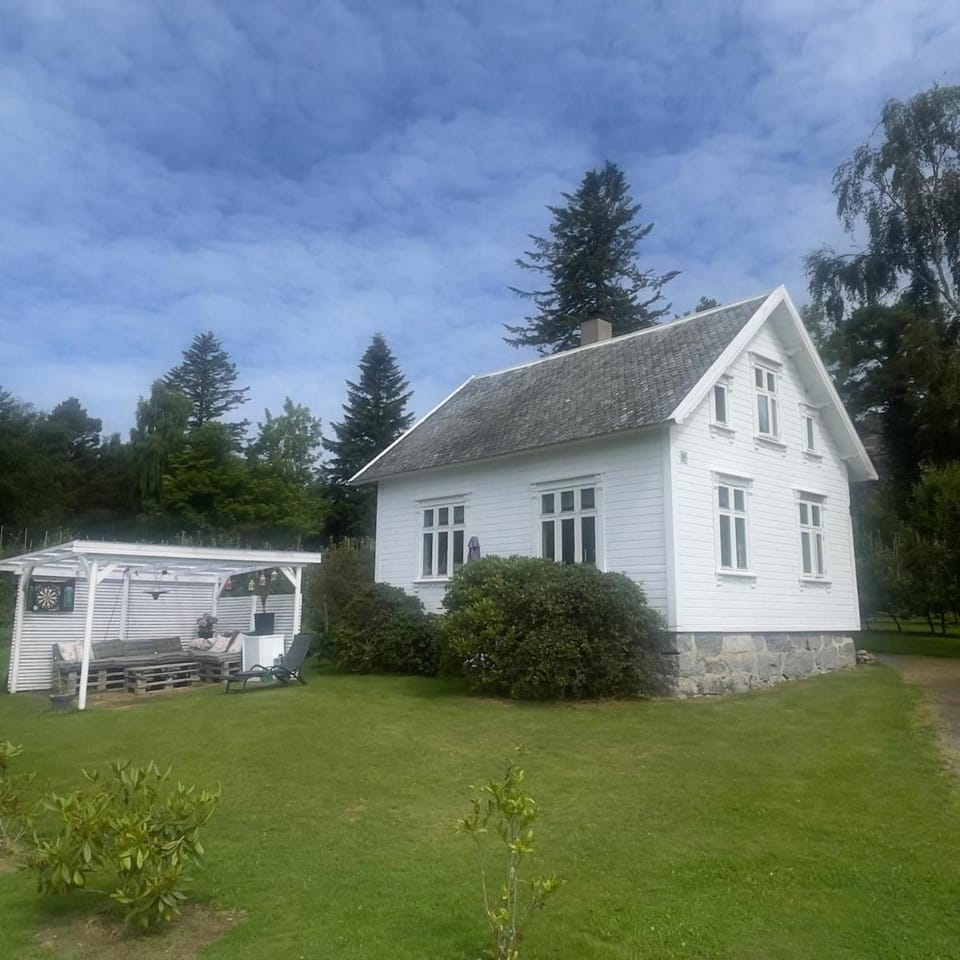 Property building, Day, Garden, Garden view