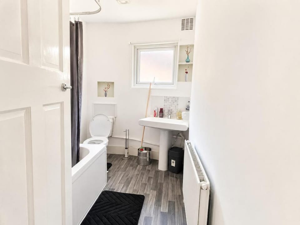 Grange House 1 Bedroom for 3,4, Train Station FREE Parking Apartment in Luton
