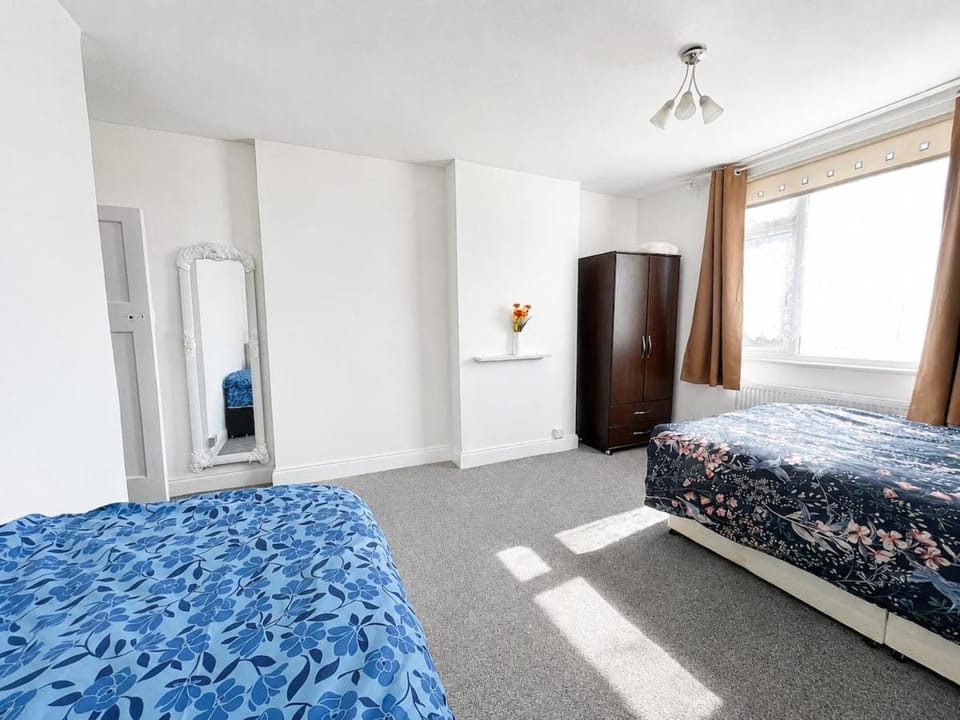 Grange House 1 Bedroom for 3,4, Train Station FREE Parking Apartment in Luton