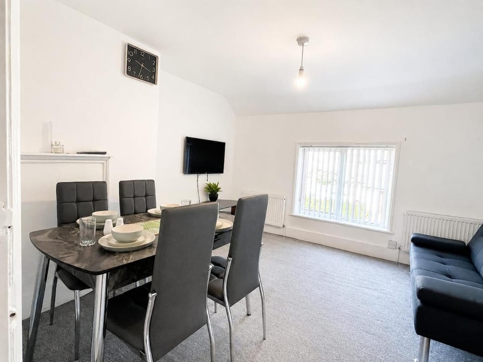 Grange House 1 Bedroom for 3,4, Train Station FREE Parking Apartment in Luton