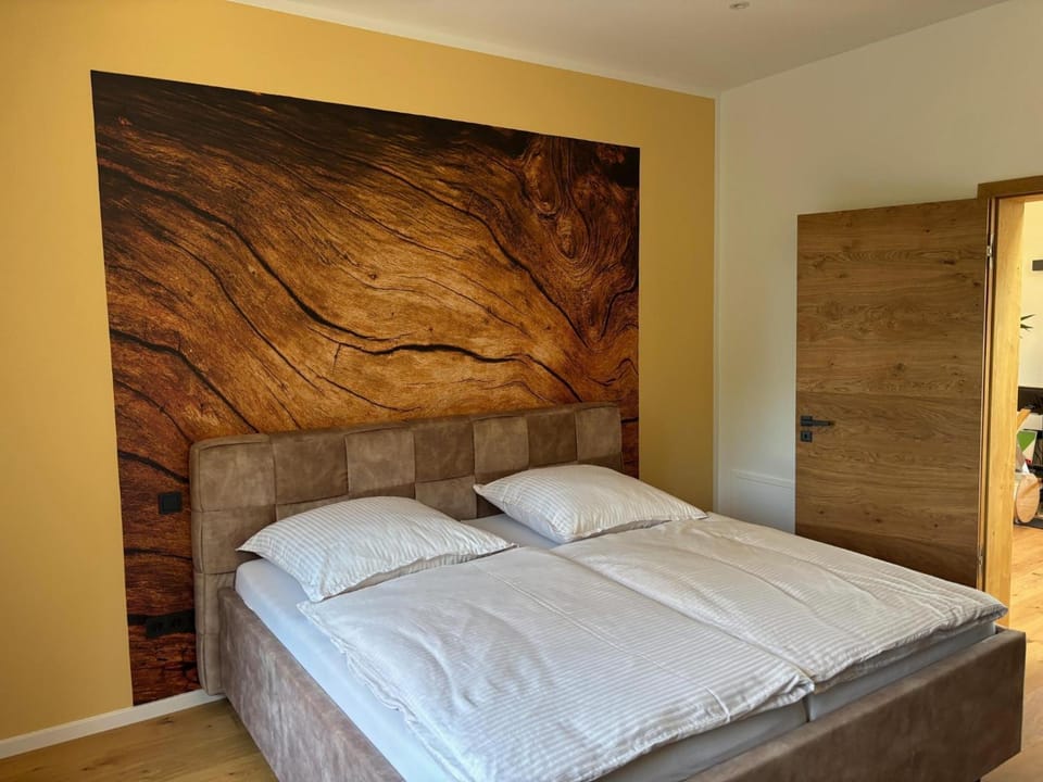 Photo of the whole room, Bedroom, wardrobe
