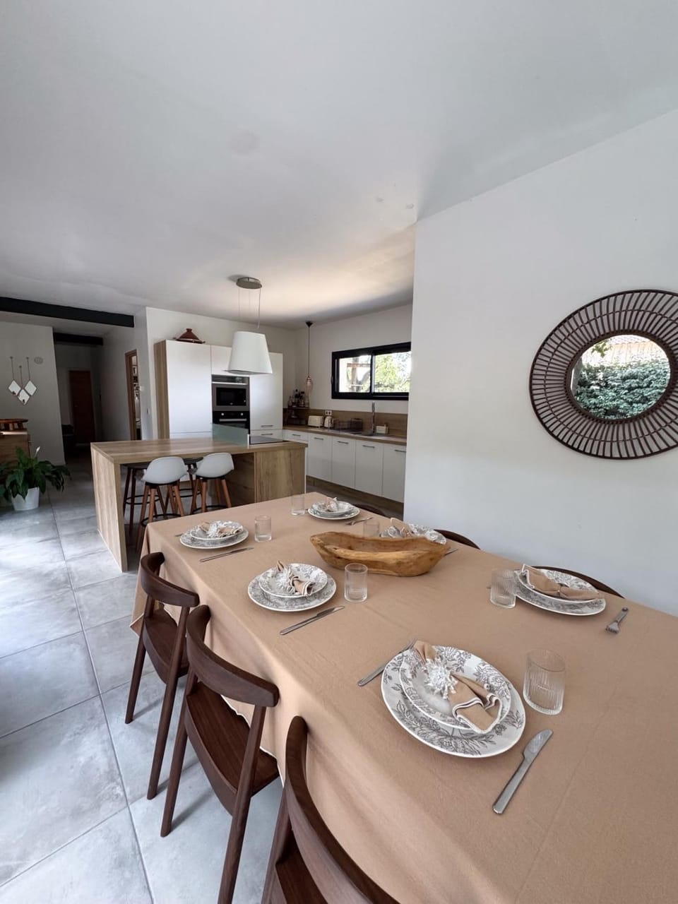 Kitchen or kitchenette, Dining area