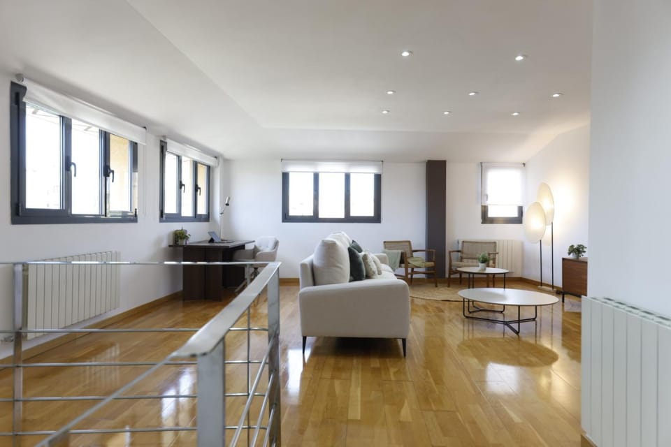 Bravissimo Plaça Catalunya 10, Duplex Penthouse Apartment in Girona