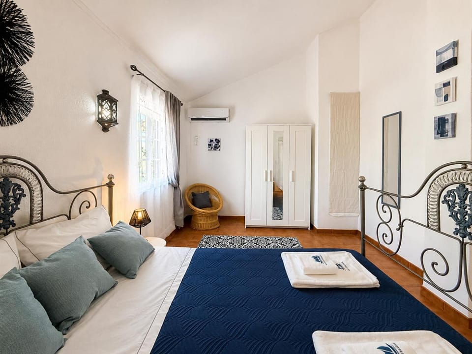 Bed, Bedroom, towels