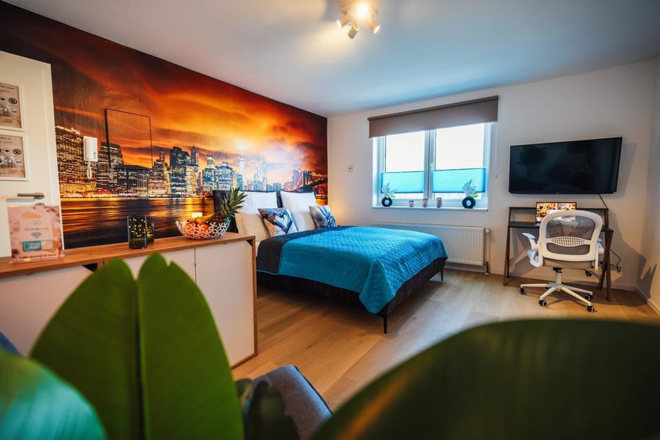 Bed, TV and multimedia, Decorative detail