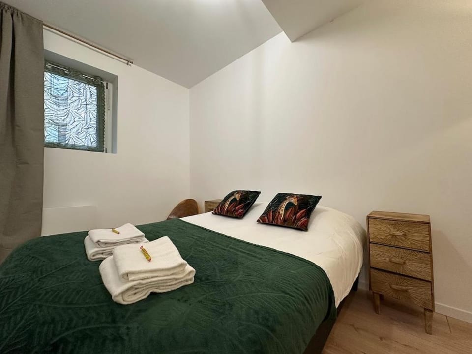 Bed, Photo of the whole room, Bedroom, towels
