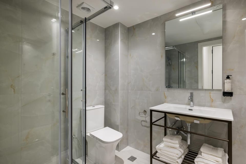 Shower, Toilet, Bathroom, towels