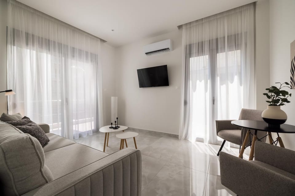 TV and multimedia, Living room, Seating area, Evening entertainment, air conditioner