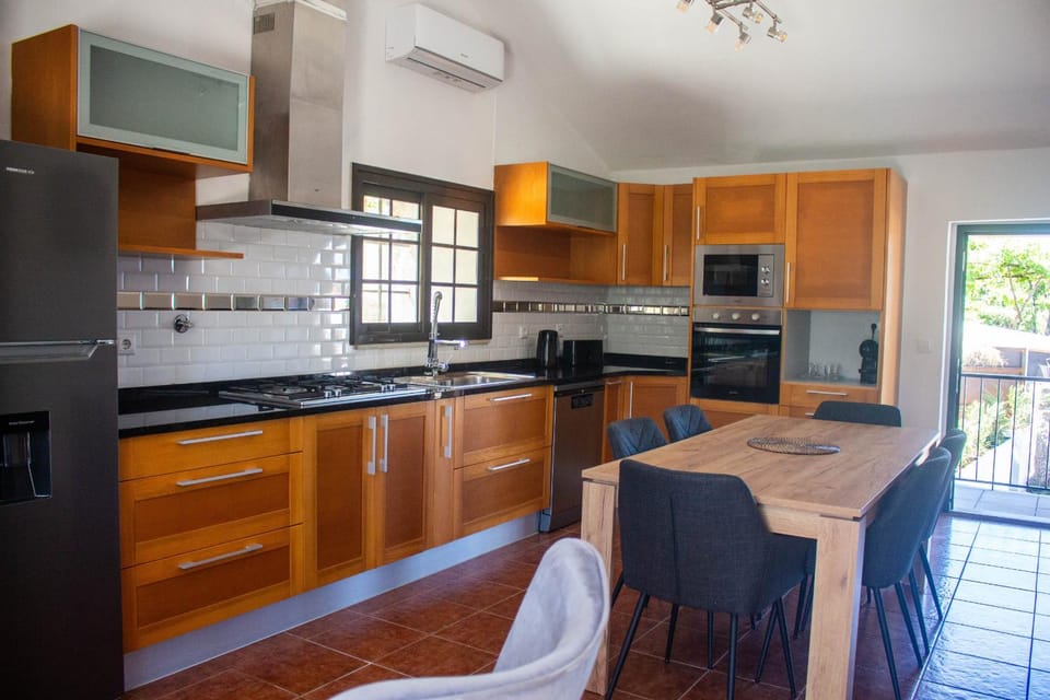 Kitchen or kitchenette, Dining area, dishwasher