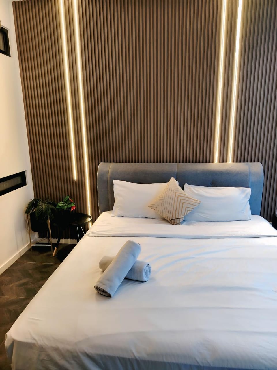 Bed, Photo of the whole room, Bedroom, towels