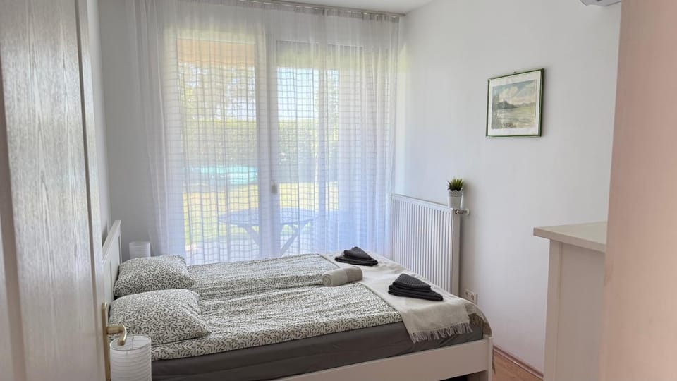Bed, Bedroom, towels